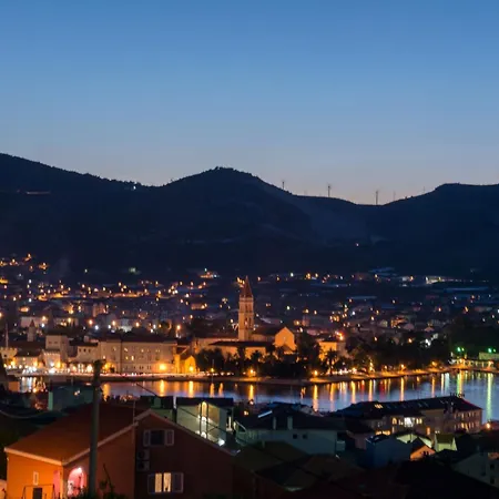 Vikendica Mit Privatpool Fuer 8 Personen Ca, 150 M Sup2 In Trogir, Adriakueste Kroatien Und Umgebung