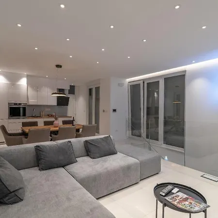 Holiday home Mit Privatpool Fuer 8 Personen Ca, 150 M Sup2 In Trogir, Adriakueste Kroatien Und Umgebung *