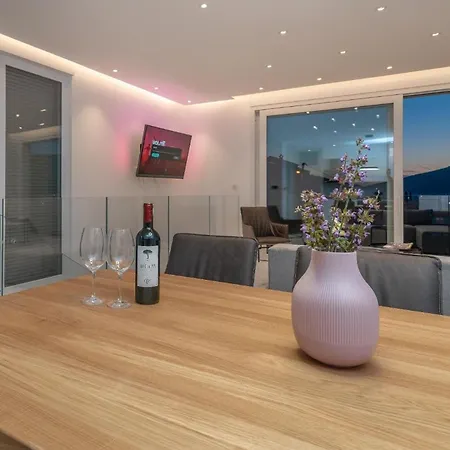Holiday home Mit Privatpool Fuer 8 Personen Ca, 150 M Sup2 In Trogir, Adriakueste Kroatien Und Umgebung *