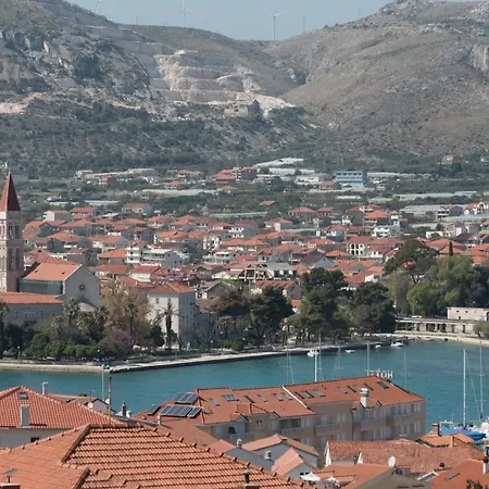 Mit Privatpool Fuer 8 Personen Ca, 150 M Sup2 In Trogir, Adriakueste Kroatien Und Umgebung *