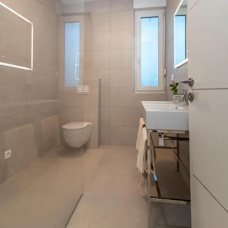 Holiday home Mit Privatpool Fuer 8 Personen Ca, 150 M Sup2 In Trogir, Adriakueste Kroatien Und Umgebung *