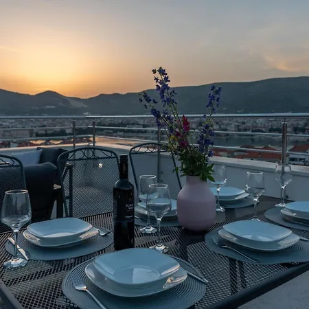 Mit Privatpool Fuer 8 Personen Ca, 150 M Sup2 In Trogir, Adriakueste Kroatien Und Umgebung Holiday home *