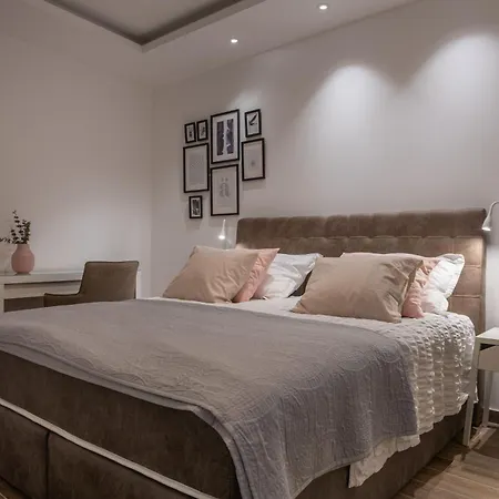 Holiday home Mit Privatpool Fuer 8 Personen Ca, 150 M Sup2 In Trogir, Adriakueste Kroatien Und Umgebung *