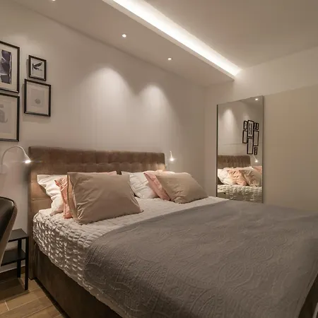 Holiday home Mit Privatpool Fuer 8 Personen Ca, 150 M Sup2 In Trogir, Adriakueste Kroatien Und Umgebung *
