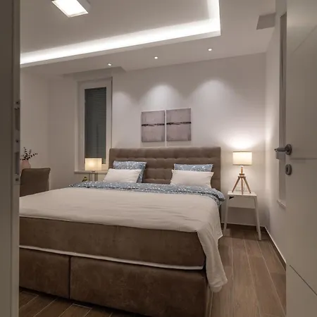 Holiday home Mit Privatpool Fuer 8 Personen Ca, 150 M Sup2 In Trogir, Adriakueste Kroatien Und Umgebung Trogir