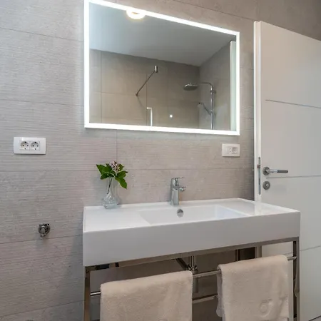 Mit Privatpool Fuer 8 Personen Ca, 150 M Sup2 In Trogir, Adriakueste Kroatien Und Umgebung * Trogir