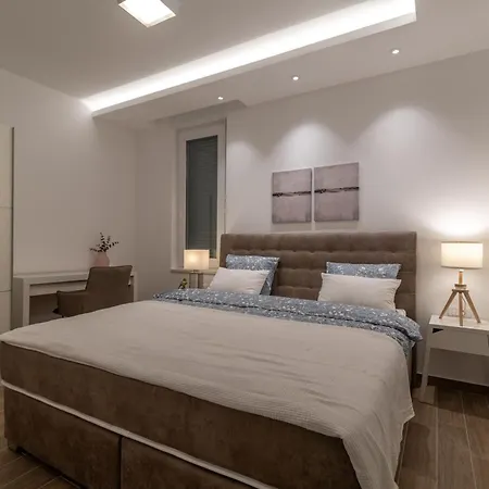 Holiday home Mit Privatpool Fuer 8 Personen Ca, 150 M Sup2 In Trogir, Adriakueste Kroatien Und Umgebung