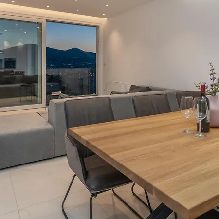 Mit Privatpool Fuer 8 Personen Ca, 150 M Sup2 In Trogir, Adriakueste Kroatien Und Umgebung Holiday home Trogir