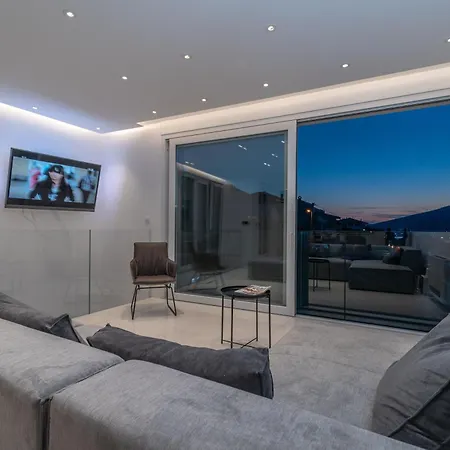 Holiday home Mit Privatpool Fuer 8 Personen Ca, 150 M Sup2 In Trogir, Adriakueste Kroatien Und Umgebung *