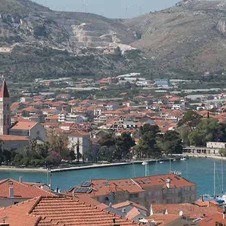 Holiday home Mit Privatpool Fuer 8 Personen Ca, 150 M Sup2 In Trogir, Adriakueste Kroatien Und Umgebung *