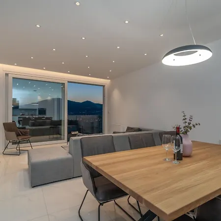 Mit Privatpool Fuer 8 Personen Ca, 150 M Sup2 In Trogir, Adriakueste Kroatien Und Umgebung * Trogir