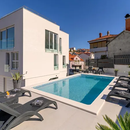 Mit Privatpool Fuer 8 Personen Ca, 150 M Sup2 In Trogir, Adriakueste Kroatien Und Umgebung *