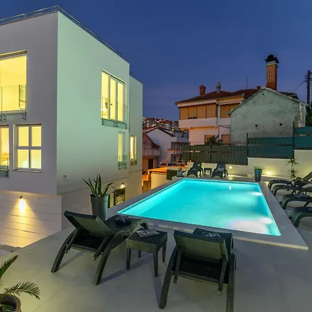 Mit Privatpool Fuer 8 Personen Ca, 150 M Sup2 In Trogir, Adriakueste Kroatien Und Umgebung Holiday home
