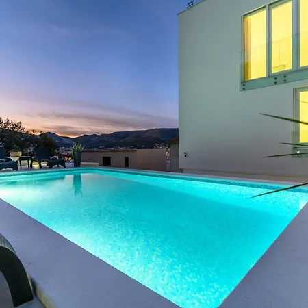 Holiday home Mit Privatpool Fuer 8 Personen Ca, 150 M Sup2 In Trogir, Adriakueste Kroatien Und Umgebung *